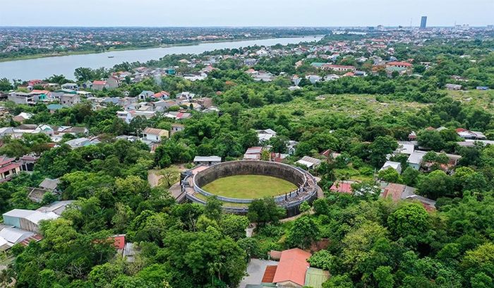 Khách Tây tò mò đi tìm 'hình tròn kỳ lạ' trên bản đồ Huế: Địa điểm thuộc quần thể di tích nhưng ít ai biết