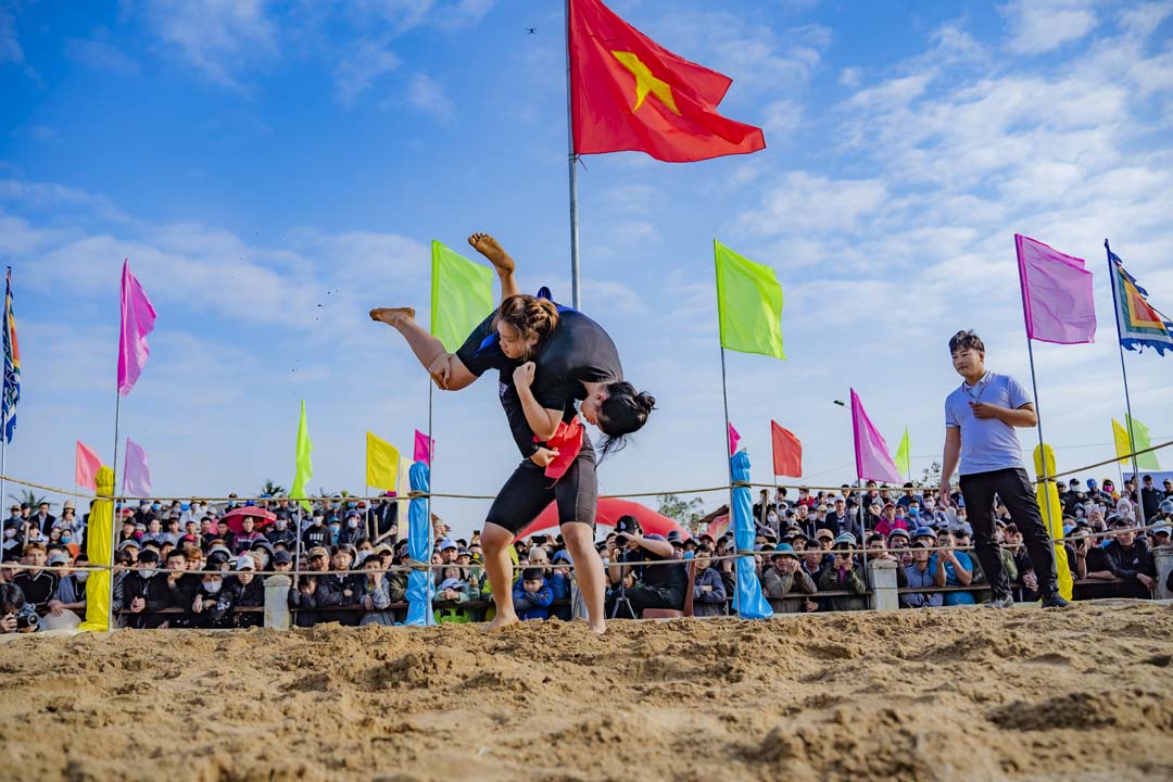Sới vật làng Sình rộn rã mùa Xuân