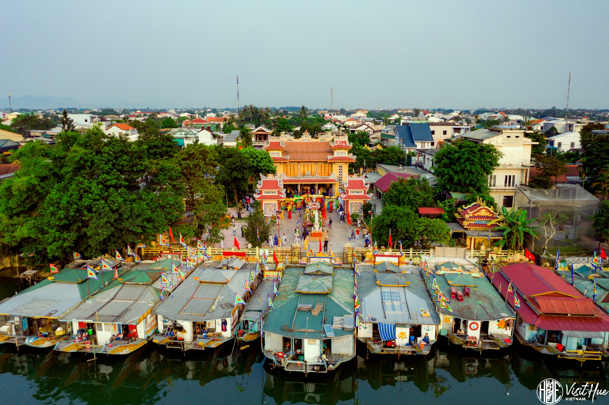 Đoàn thuyền rồng sẽ xuôi theo dòng sông Hương lên thượng nguồn đến Điện Huệ Nam