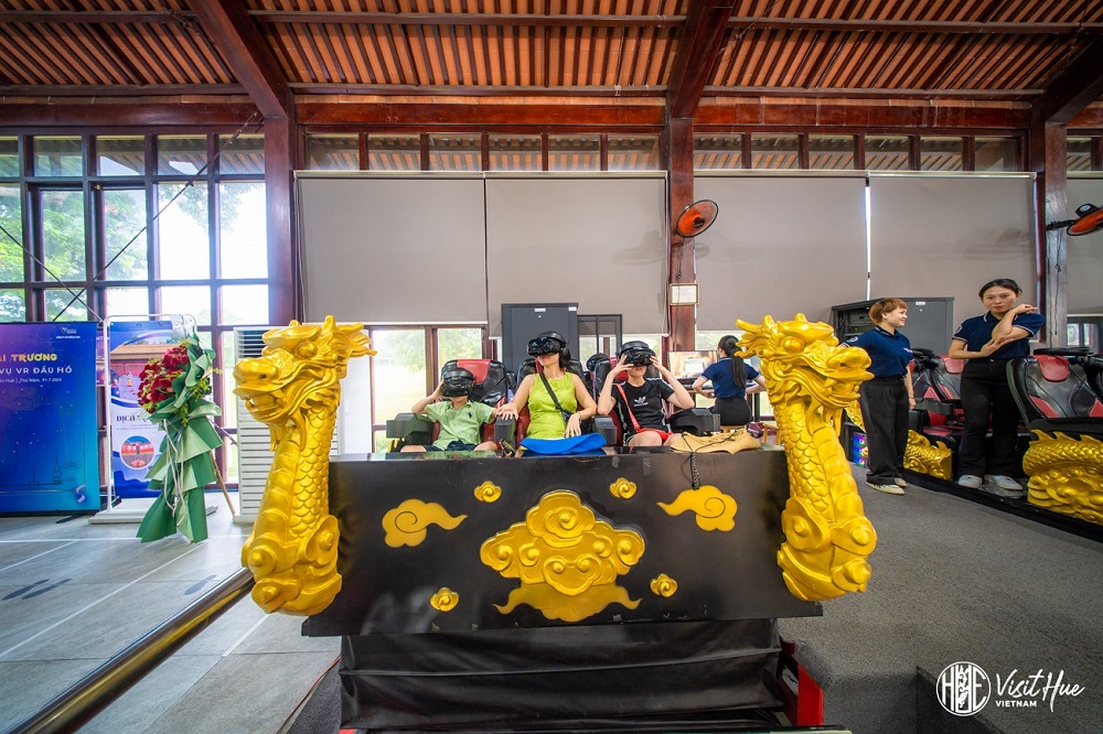 Trải nghiệm trò chơi cung đình thời Nguyễn với công nghệ VR hiện đại tại Đại Nội Huế