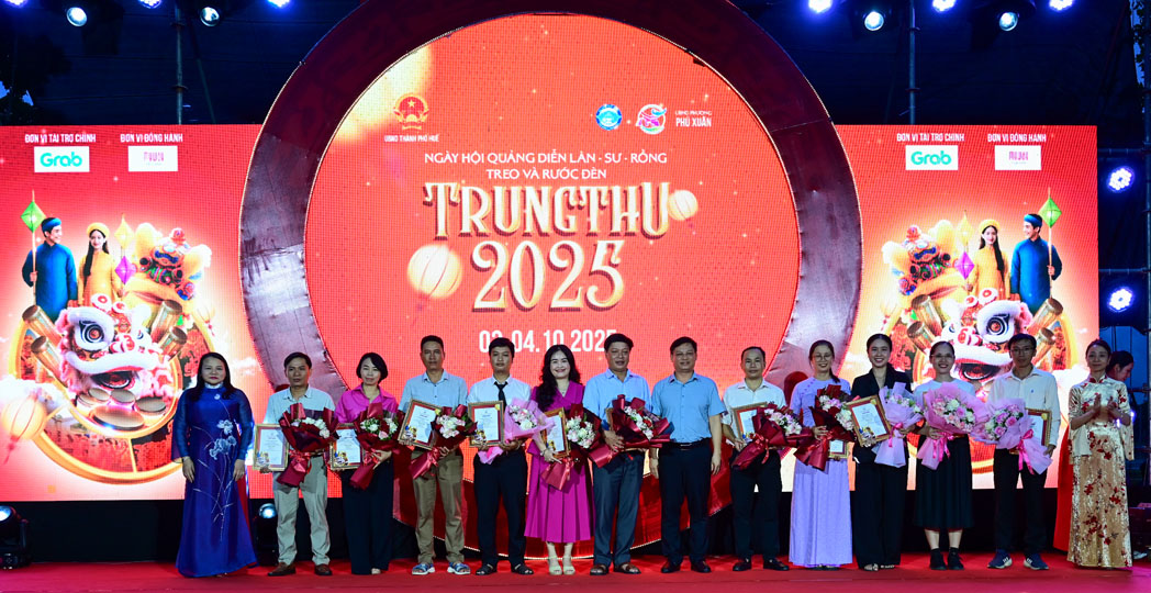 Huế rộn ràng Ngày hội quảng diễn Lân - Sư - Rồng và rước đèn Trung thu 2025