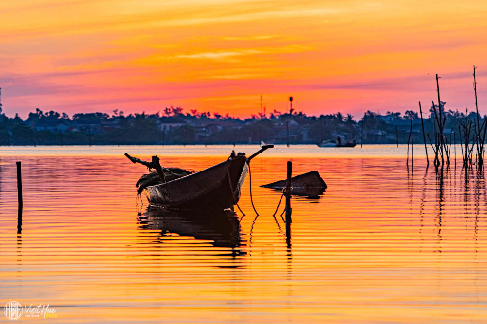 Bình minh trên đầm Thủy Tú