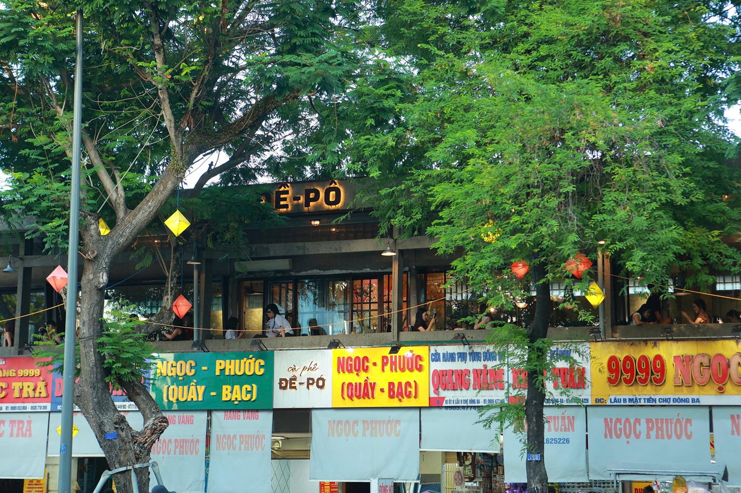 Đề Pô Cafe: Một khoảng dừng đậm chất Huế giữa nhịp sống chợ Đông Ba
