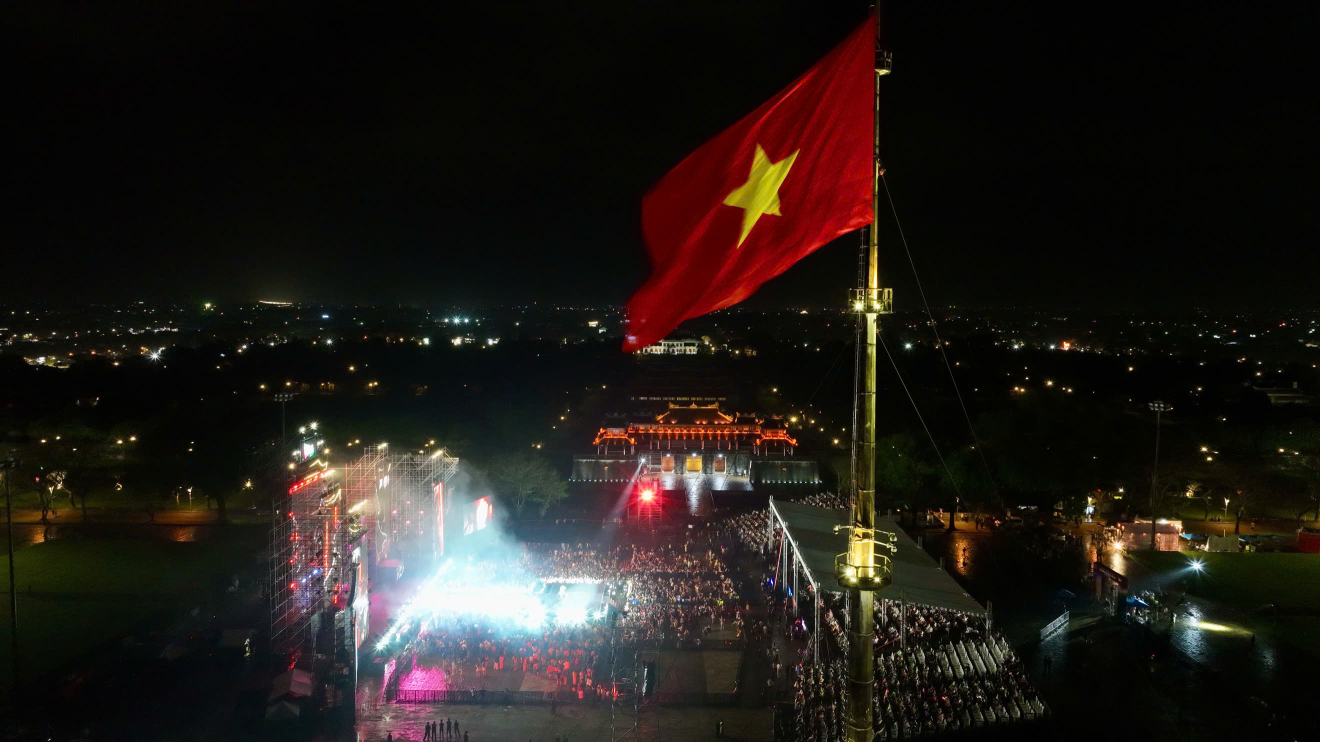 Mega Booming Day 2: Ngọ Môn bùng nổ cảm xúc trong đêm nhạc khép lại Năm Du lịch Quốc gia Huế 2025