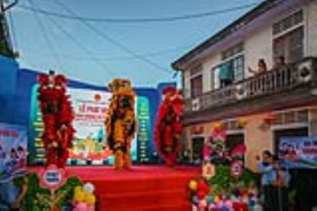 Phố cổ Bao Vinh rực sáng trong đêm khai mạc ngày hội “Ký ức tuổi thơ trong lòng phố cổ”