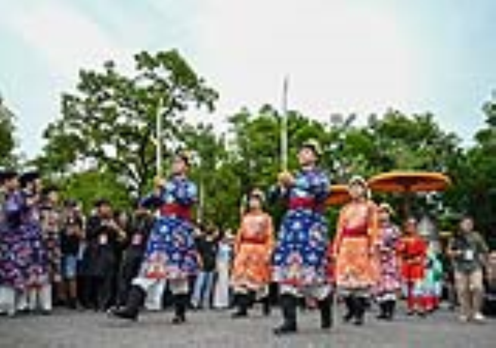 Bách Hoa Bộ Hành , hành trình Việt phục rực rỡ giữa lòng di sản Huế