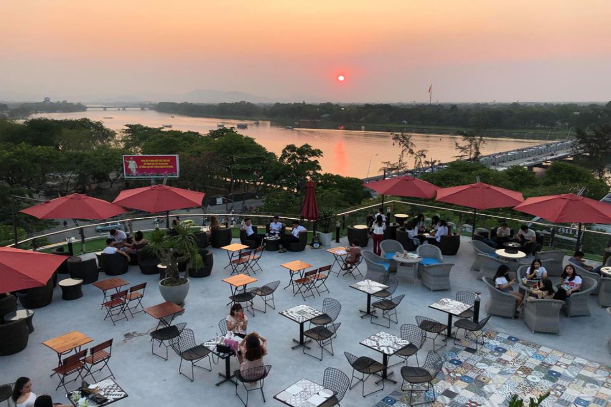 Ngồi The Time Coffe, ngắm dòng Hương Giang thơ mộng, trữ tình