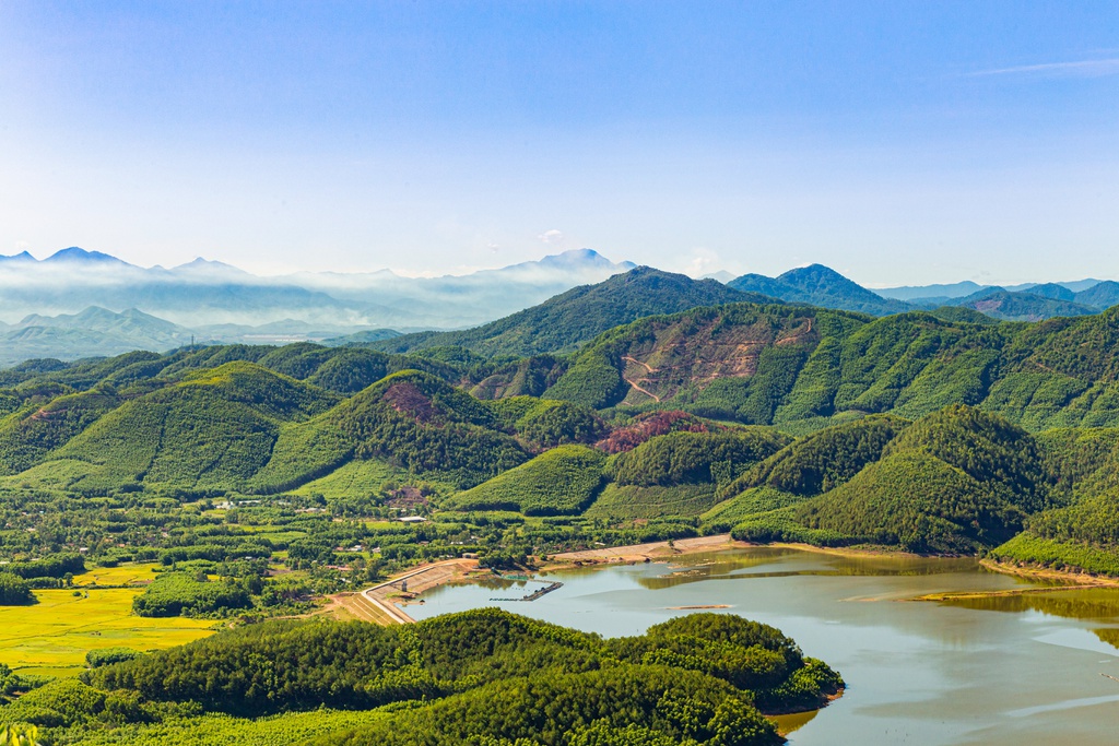 Ngắm núi, săn mây tại đỉnh Hòn Vượn xứ Huế